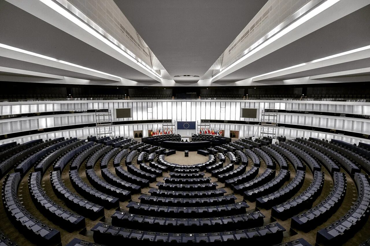 Парламент ЕС. Европейский парламент в Брюсселе. Европейский парламент заседает в Страсбурге,. Зал Европарламента в Страсбурге.