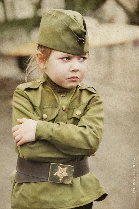 Маленький военный. Дети в военной форме. Девочка в военной форме. Малыш в военной форме. Двечока в военной форме.