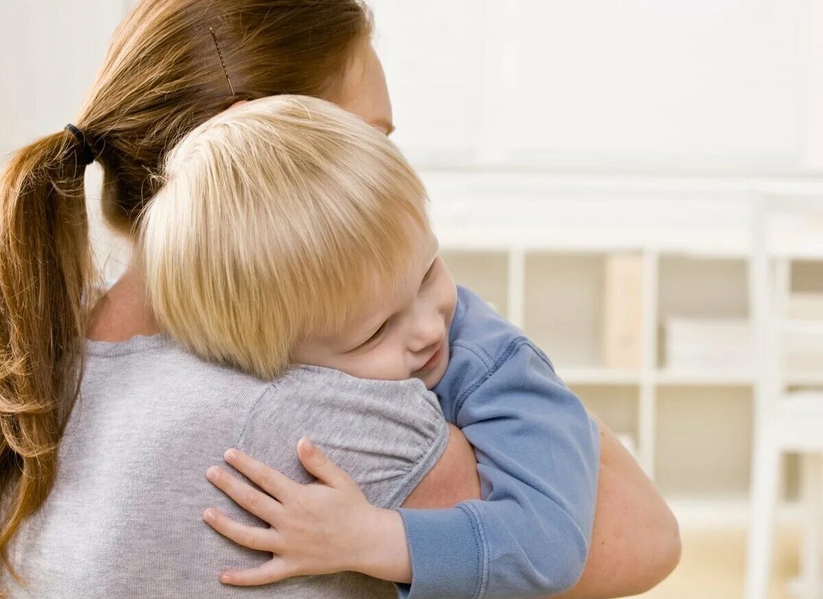 Крепко обнимает мама. Обнимает ребенка. Мама обнимает малыша. Объятия детей и родителей. Мать обнимает ребенка.