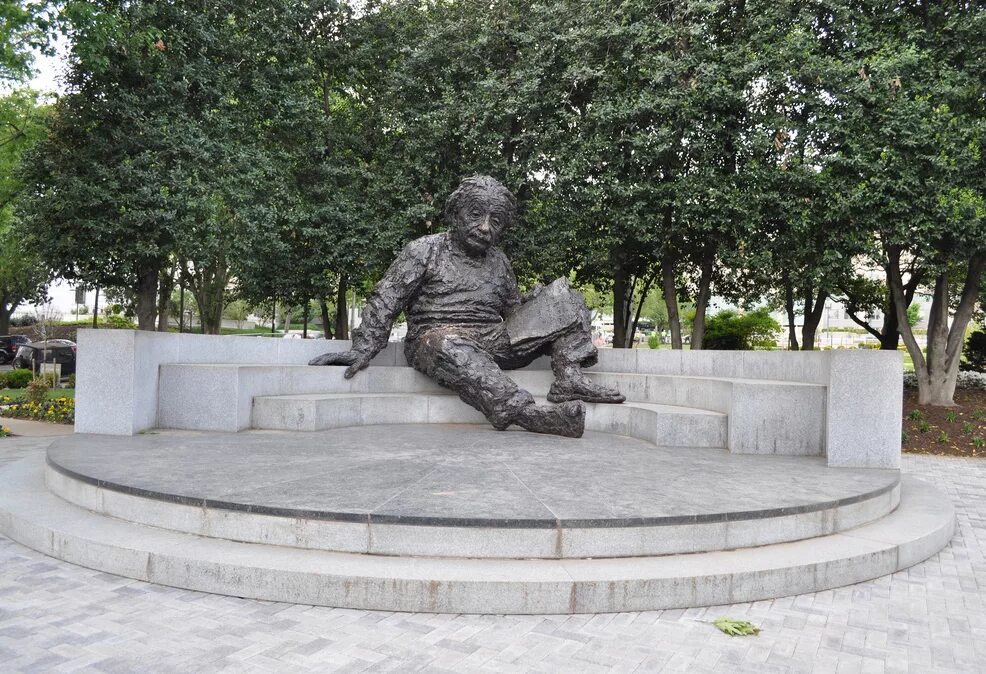 Памятник эйнштейну. Памятник эйнштейну в вашингтоне.