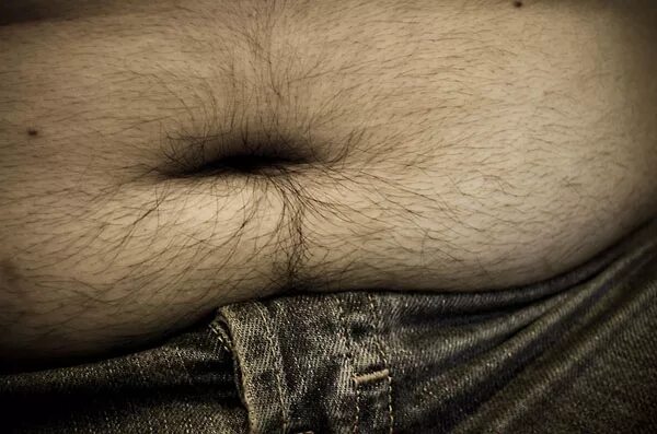Жтзный волосатый мужчина. Волосатый мужской пупок. Волосатое пузо. Волосатое пузо. Волосатый женский живот.