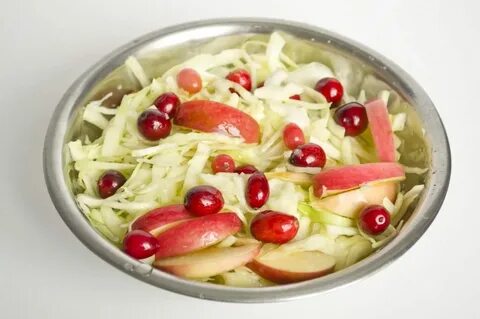 Квашеная капуста с яблоком и клюквой