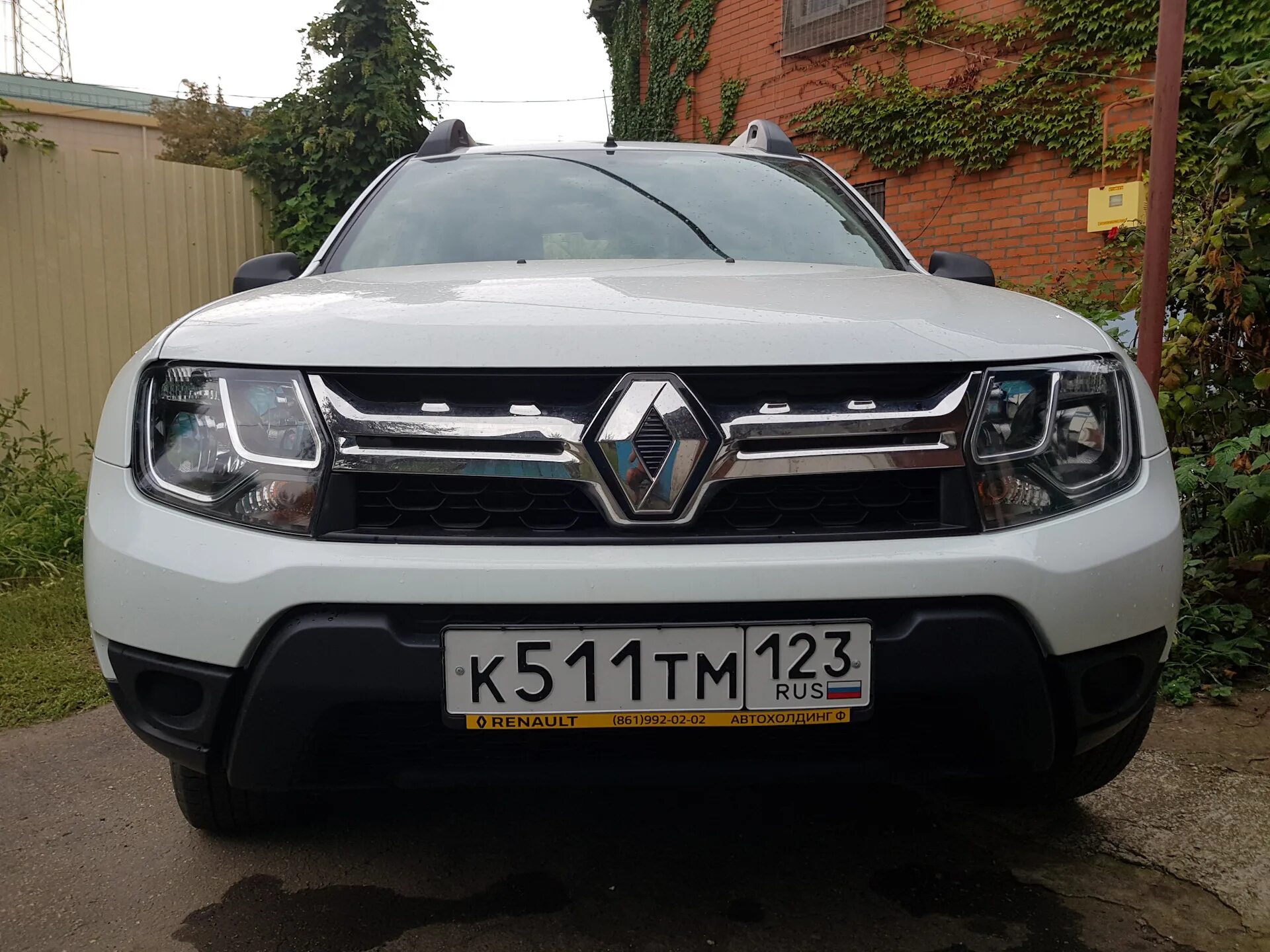 Фары renault duster. Рено Дастер 2021. Renault Duster 2012. Белые фары на Рено Дастер. Рено Дастер 2012 белый.