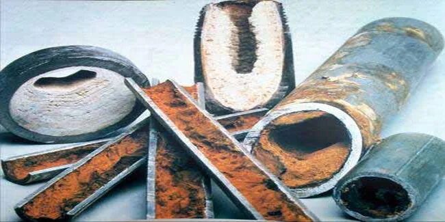 ржавые водопроводные трубы.