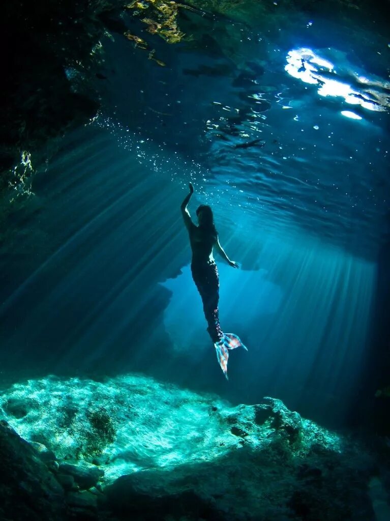 Русалка под водой. Девушка и океан. Под водой. Фотосессия под водой. В глубине были видны