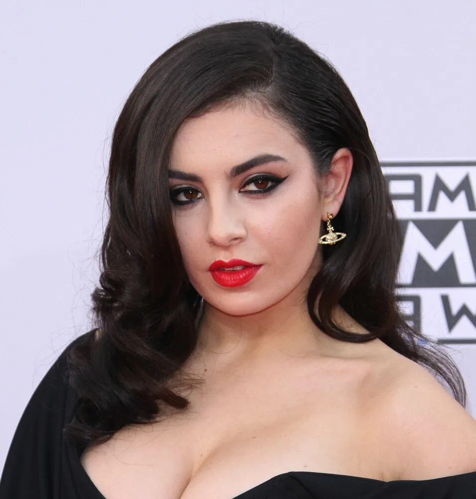 Track 10 charli xcx. Charli xcx. charli xcx википедия.