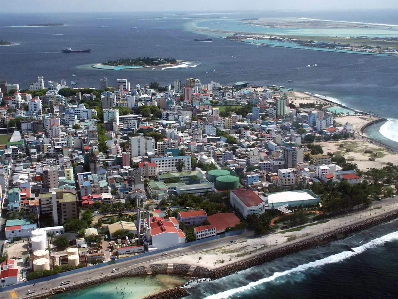 Города окруженные водой. Мале Мальдивы. Город на островах Мале. Мальдив Мале Мале столица. Порт Мале Мальдивы.