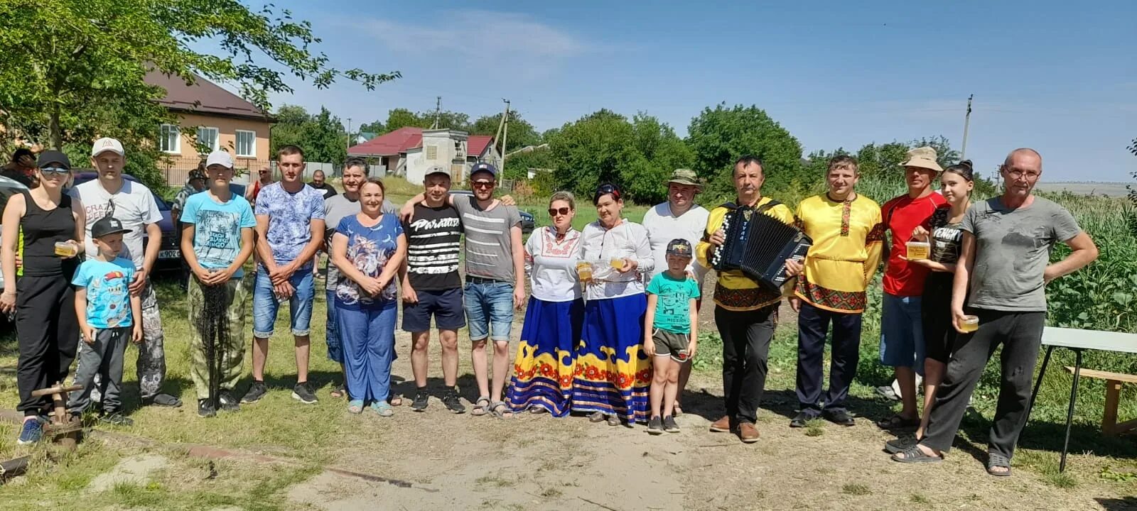 Погода приозерный ставропольский край шпаковский. Село Приозерное. Сенгилей пляж. Село буераки Сенгилей. Казачья семья фото.