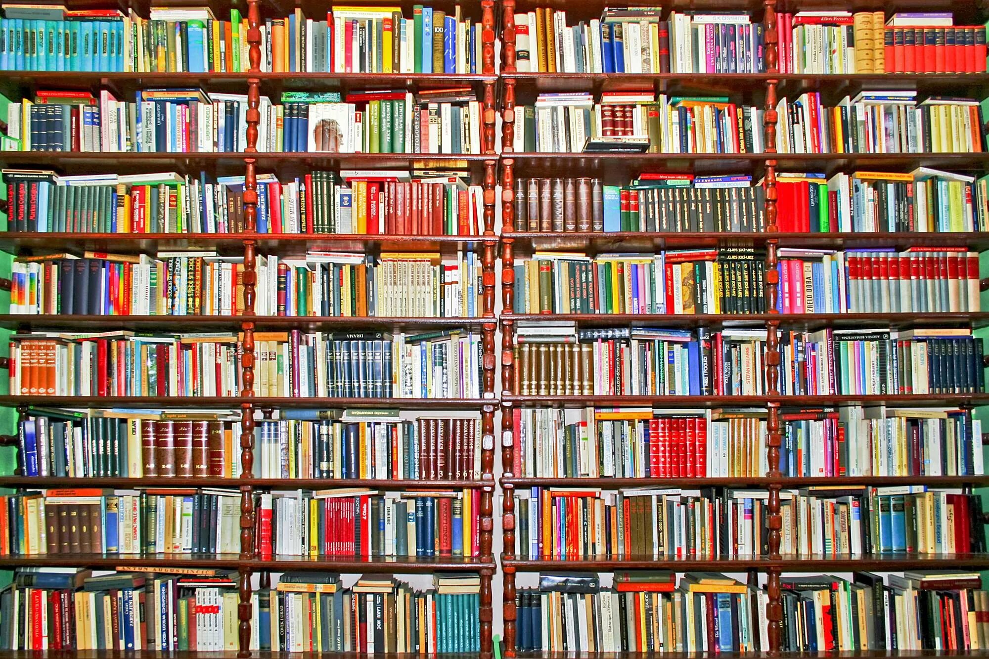 Как читать много книг в год. Полки для книг. полки с книгами в библиотеке. стеллажи для книг в библиотеку. библиотека фон.
