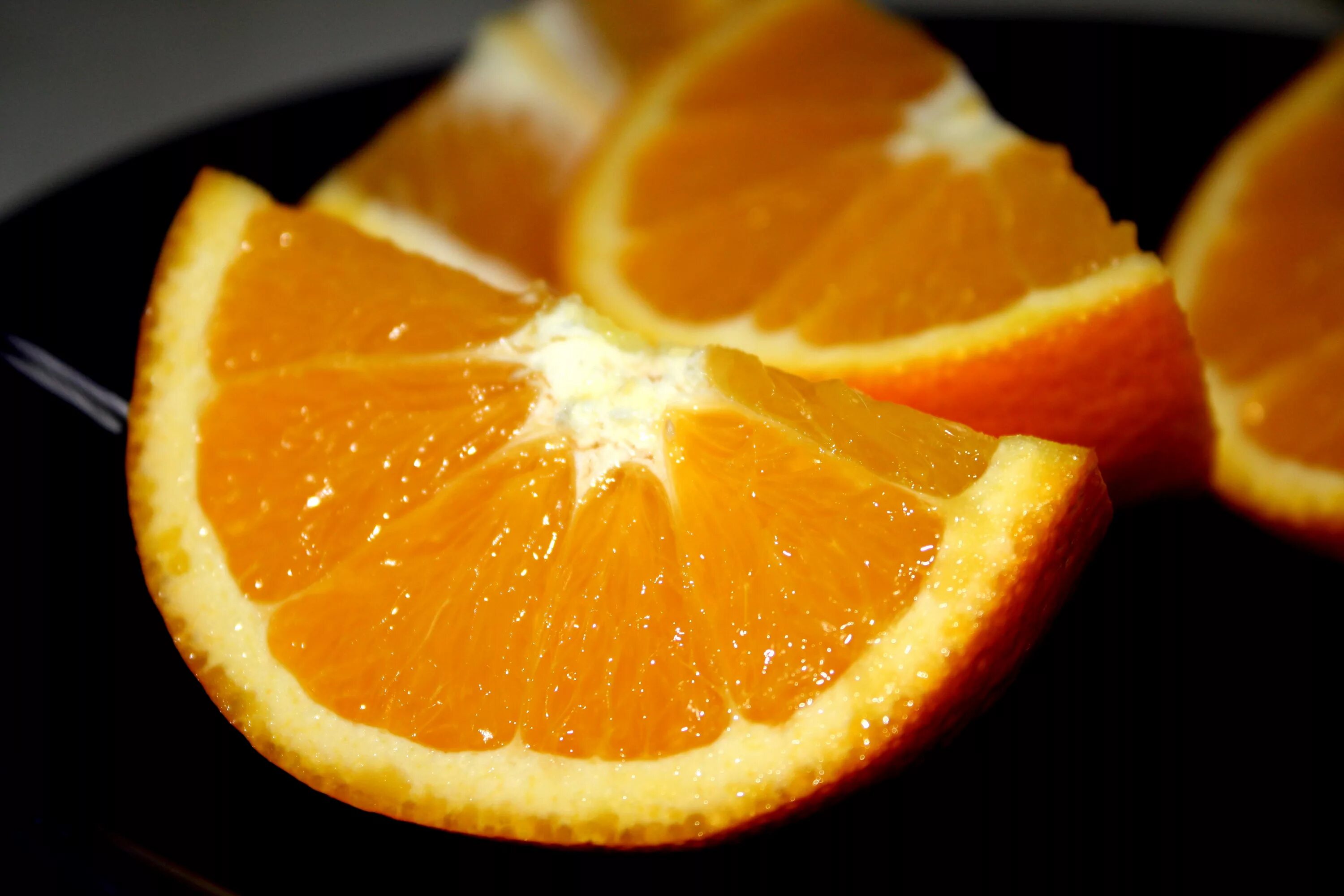 Померанец апельсин. Долька апельсина. Ломтик апельсина. Разрезанный апельсин.