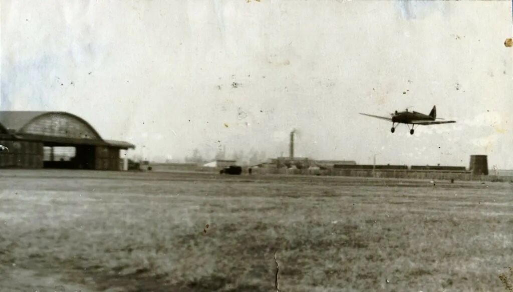 1 аэропорты 2 отрочество 3 понявший. Аэродром Внуково 1941. Аэродром Остафьево 1950. Аэродром Тушино 1938. Здание Центральный аэропорт аэродром Ходынка Москва.