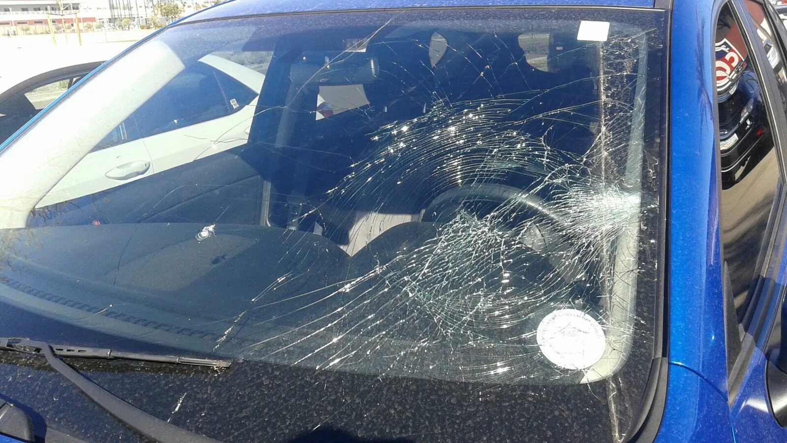 безопасное стекло в автомобиле.