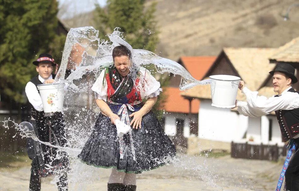 обливание водой в польше. желание на пасху на любовь. поливальный понедельник в польше. священник на пасху. традиционное обливание водой.