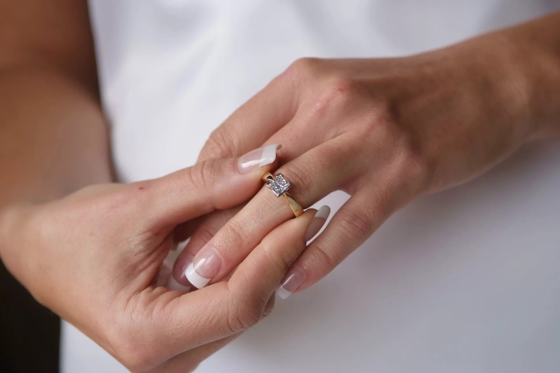 Кольцо помолвочное крутящееся. Современные обручальные кольца на руке. Помолвочное и обручальное кольцо комплект. Женщина бросает обручальное кольцо.