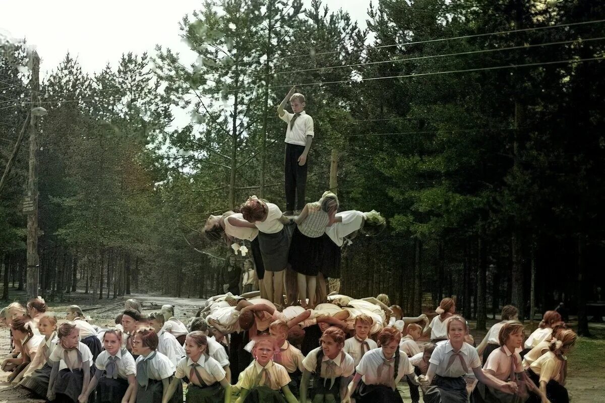 Пионерский лагерь советские времена. Пионерлагерь Пионерский лагерь СССР. Пионерский лагерь Дружба пионеры СССР. Лица Советской эпохи. Пионерский лагерь. Пионерский спортивный лагерь СССР.