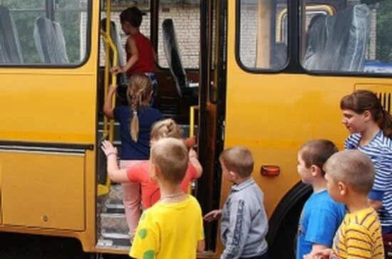 Школьный автобус дети. Посадка детей в школьный автобус. Сопровождение группы детей. Автобус для перевозки детей.