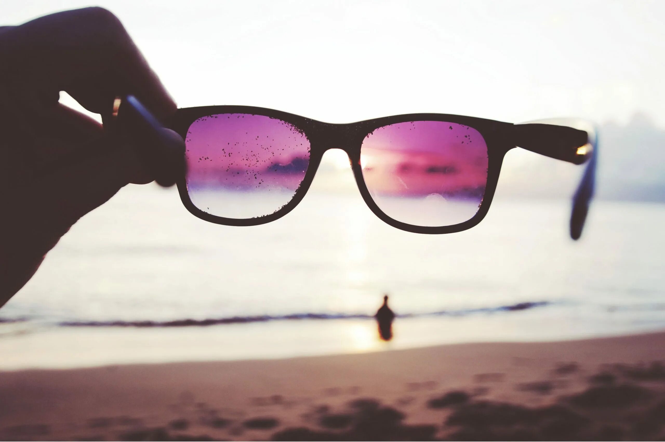 Авы на лето. Летние очки. Лето в очках. В очках отражается море. Розовые очки на пляже.