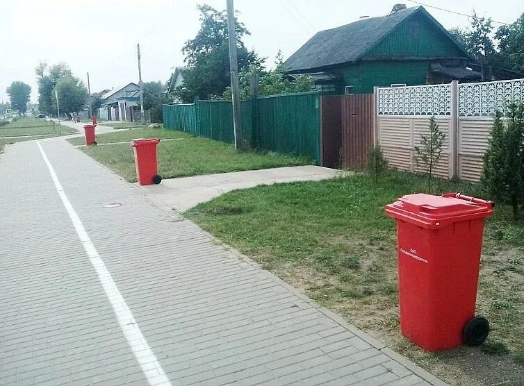 Мусорный бак для дачи. Осипенко 51/1 мусорные баки. Шкаф уличный suncast wicker. Компостные ящики для дачи. Мусорные контейнеры в частном доме.