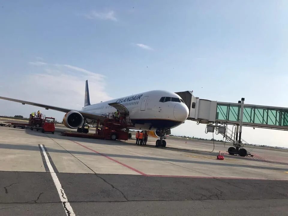 Самолет ереван минск. Аэропорт Звартноц Ширак авиа самолет. Рейс в Лос Анджелес. Рейс Москва Лос Анджелес. Ереван с самолета.