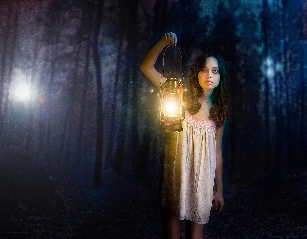 Девушка смфонарем в лесу. Девушка с фонарем. Девушка с фонариком в лесу. Девушка с фонарем в лесу. Загадочно манящим светом