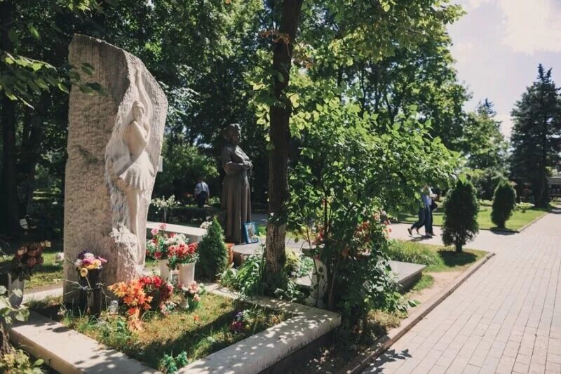 Новодевичье кладбище аллея героев. Памятники на новодевичьем кладбище. Новодевичье кладбище в москве. Новодевичье кладбище. Памятники на новодевичьем кладбище.