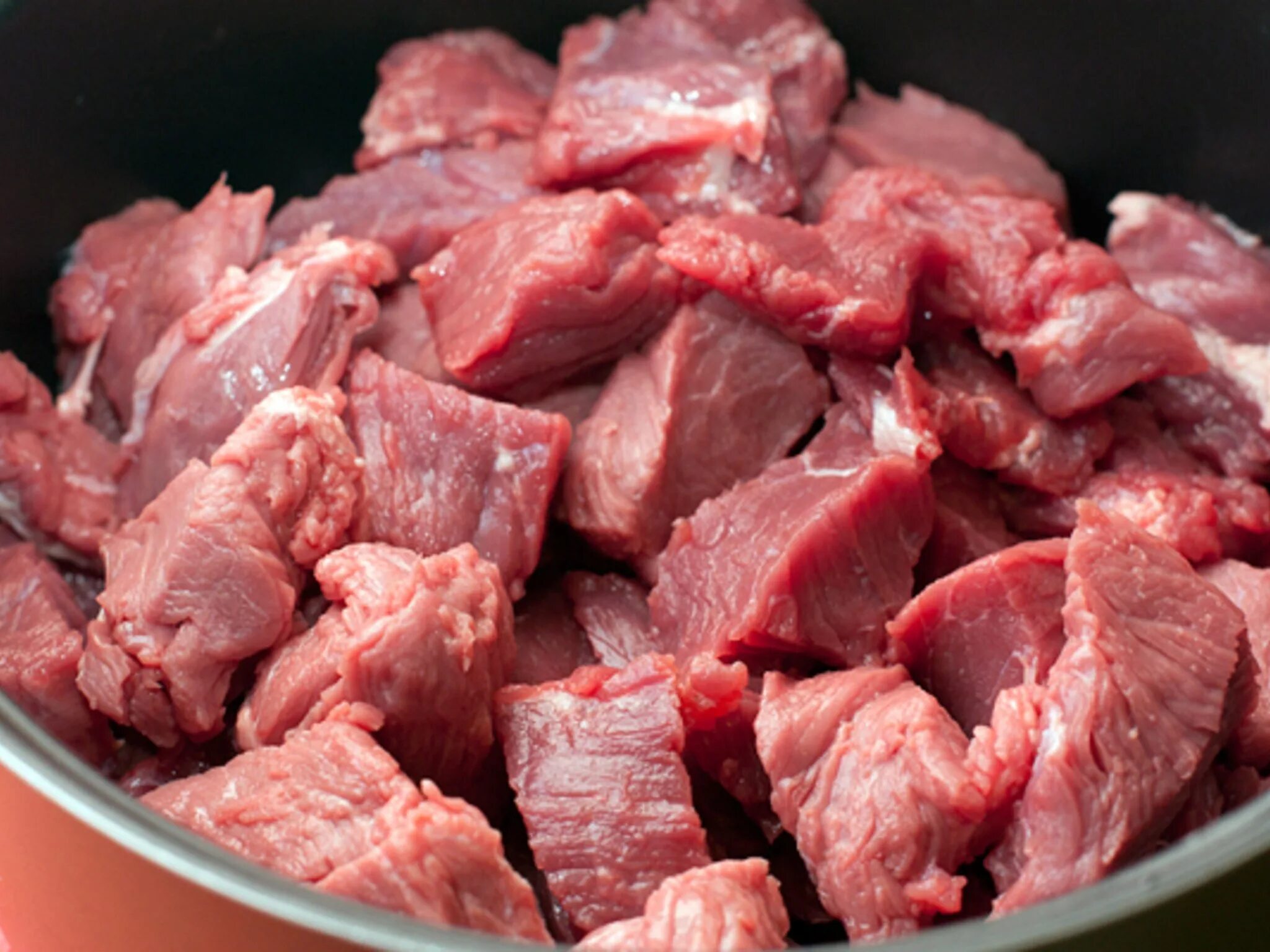 Маленькие кусочки мяса. Мясо. Свинина. Мясо говядина. Говядина порезанная кусочками.
