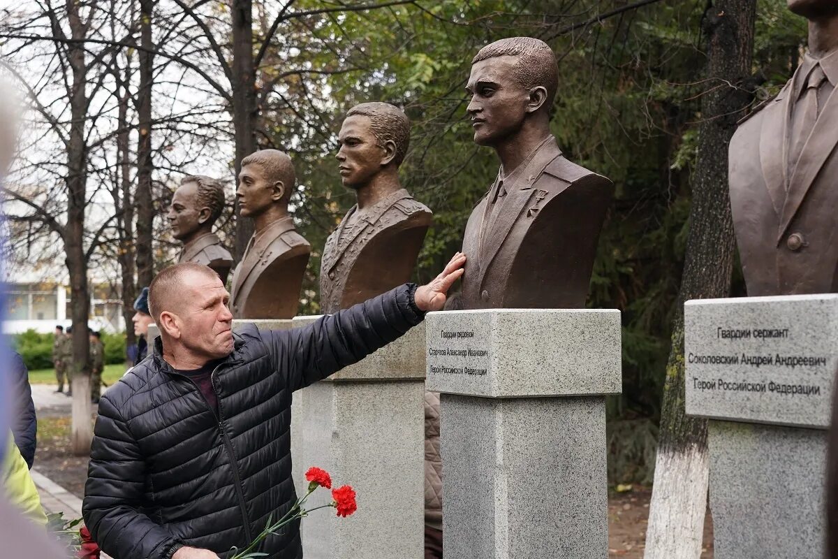 Тольятти аллея героев Соколовский. Аллея героев Тольятти сво. Бюсты героям РФ - Александру Старчкову и Андрею Соколовскому.