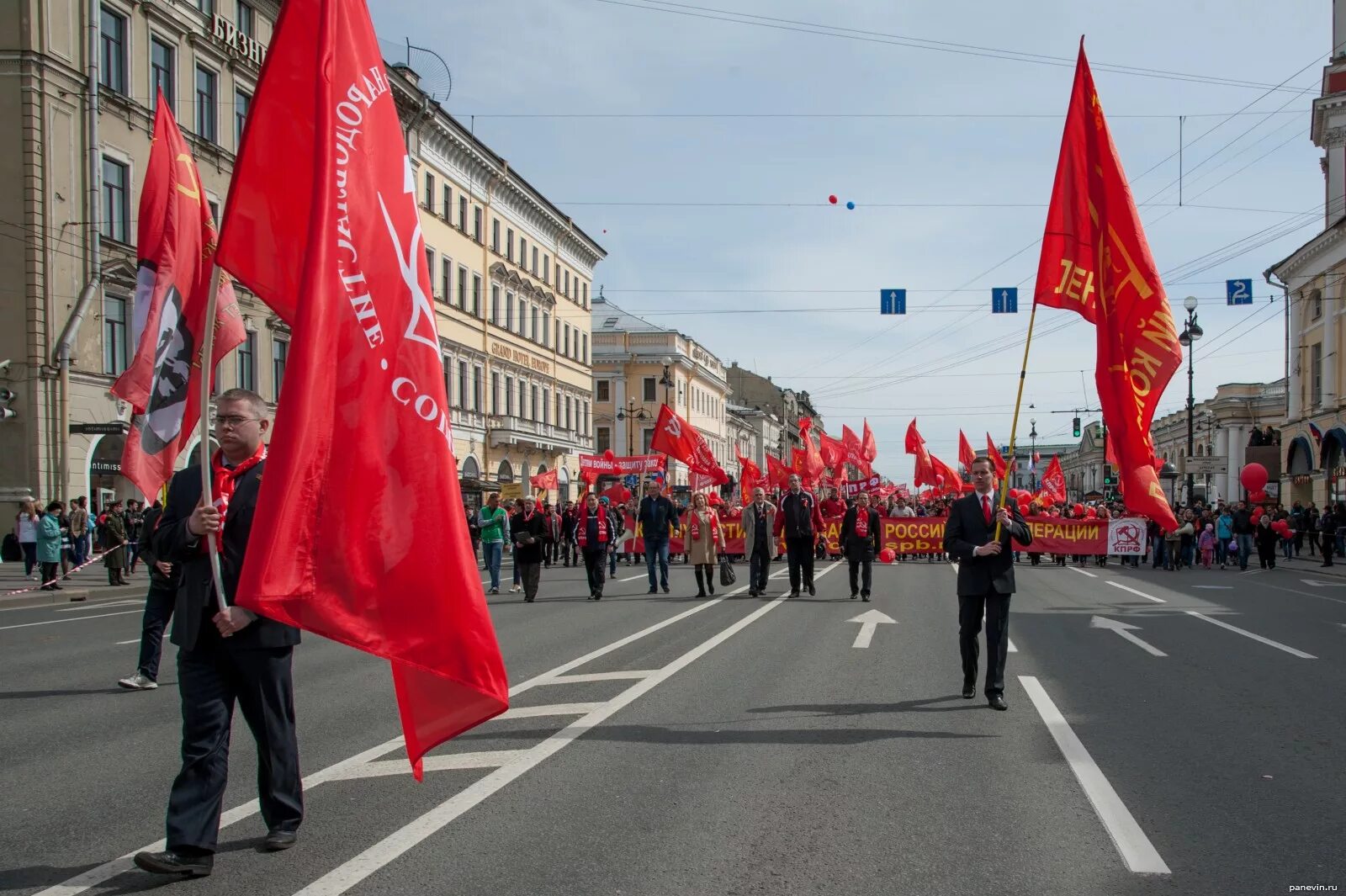 Погода в питере на майские праздники 2024. Колонна на 1 мая. 1 Мая Санкт Петербург. 1 Мая КПРФ. 1 Мая праздник Санкт-Петербург.