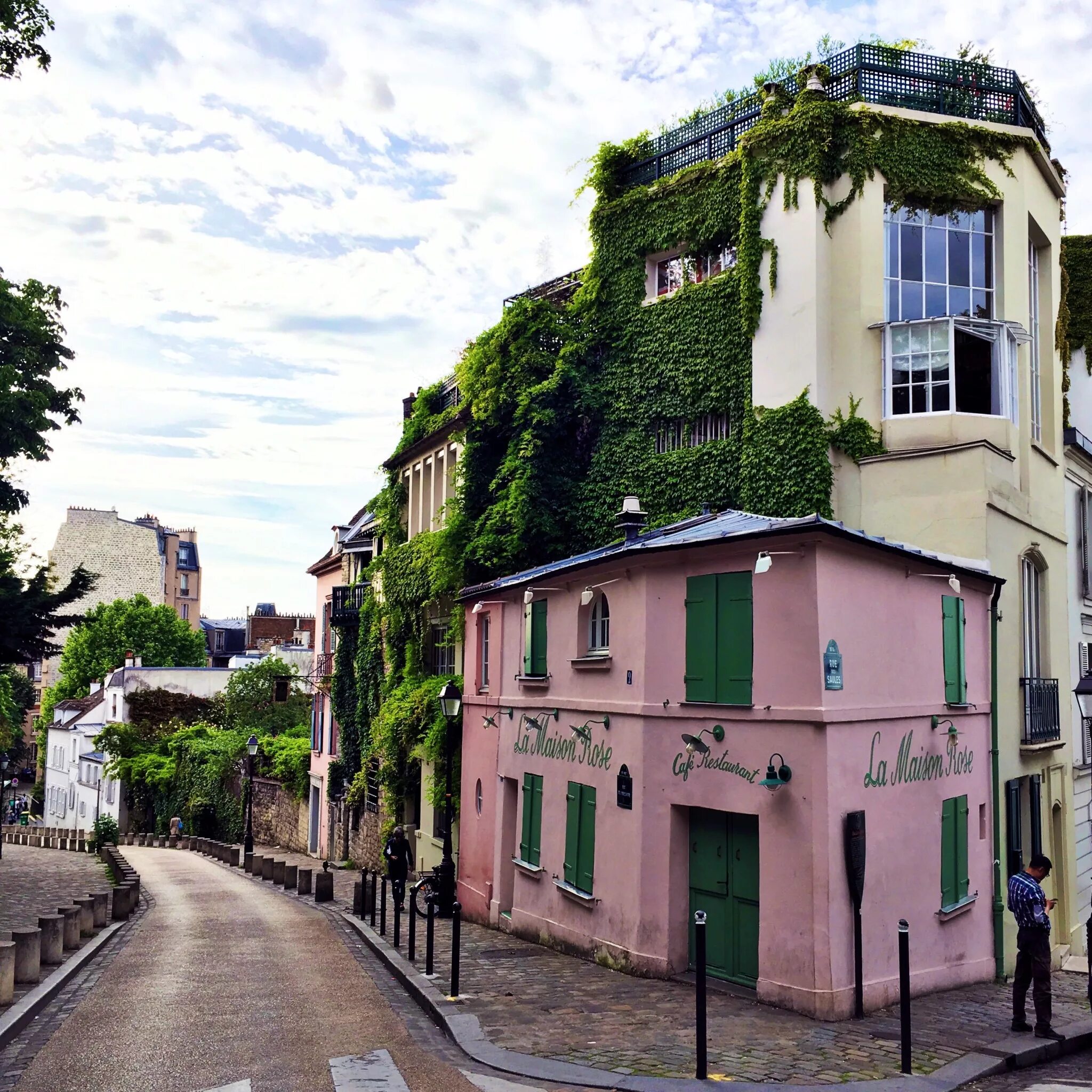 Француз улица. Аваллон город во Франции. Париж дома на улице Монмартр. Париж архитектура улочки. Монмартр розовый дом.