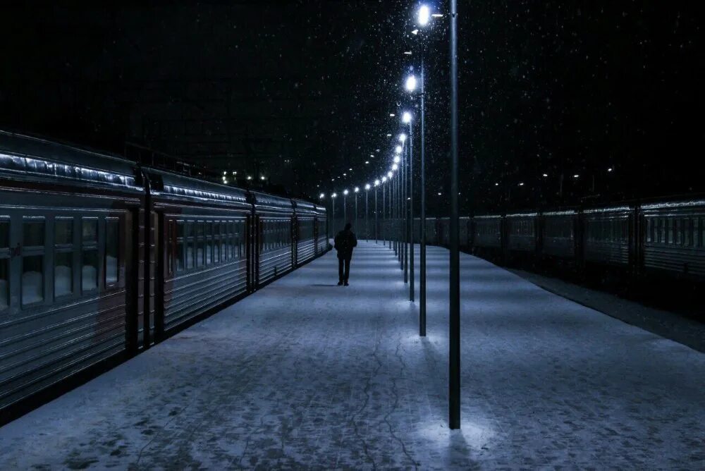 Вокзал в тумане. Ночной перрон. Поезда. Железная дорога ночь фонари семафоры станция. Ночная железная дорога.