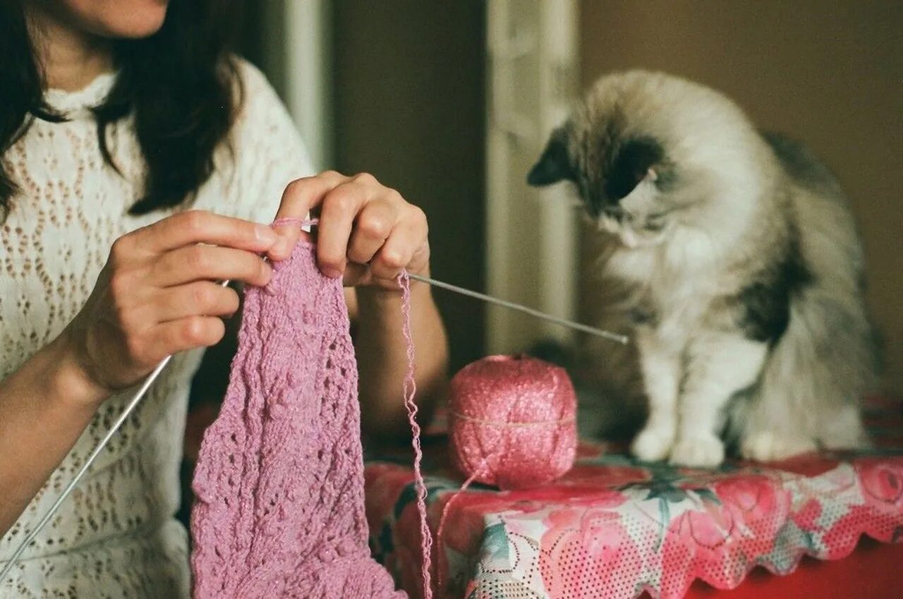 Knitting hands. Вязание. Женское рукоделие. Хобби вязание. Девушка с пряжей.