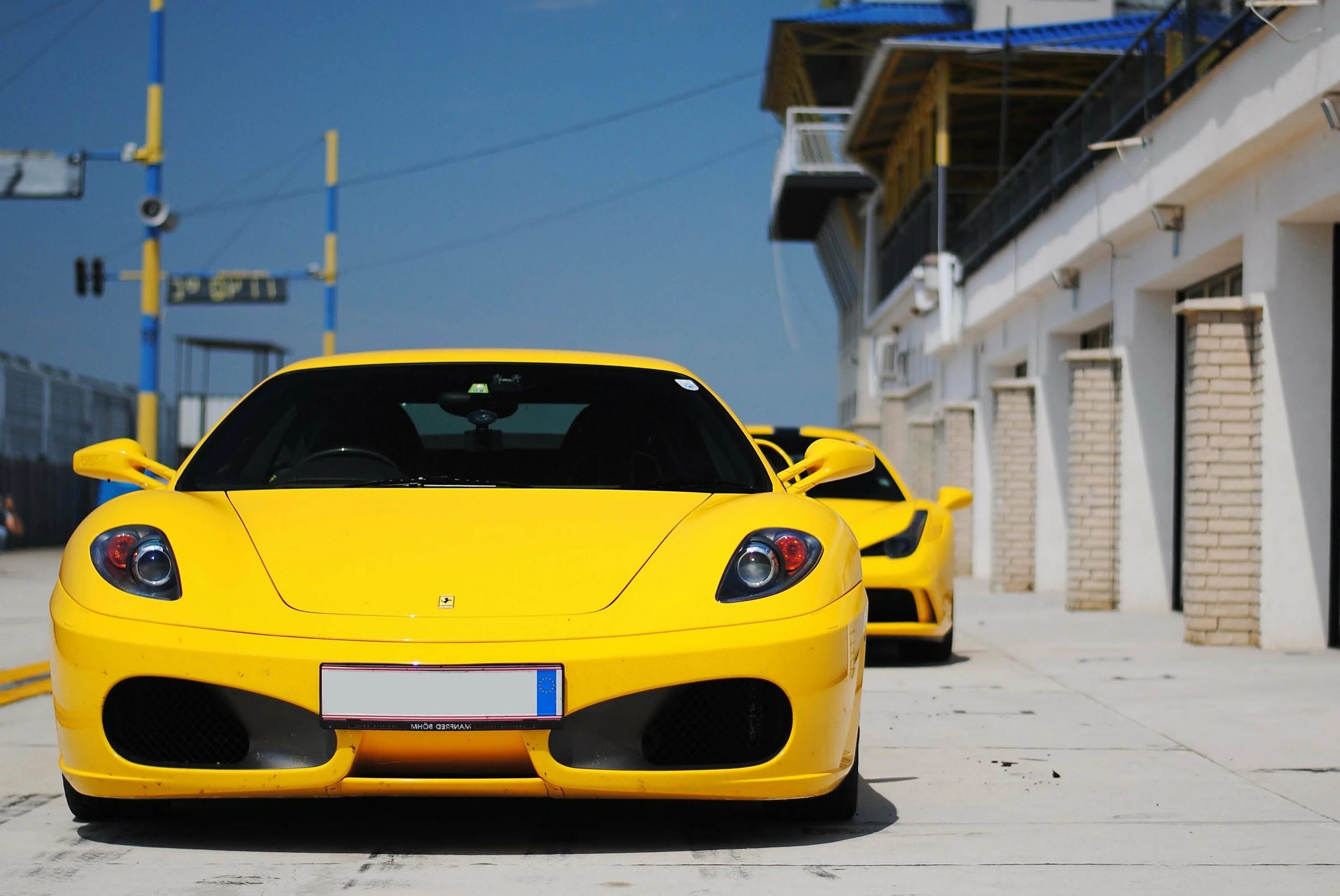 Ferrari f430 Yellow. Ferrari Yellow Sport. Феррари желтая 4[ дверная. Машина желтая. Видишь желтую машину