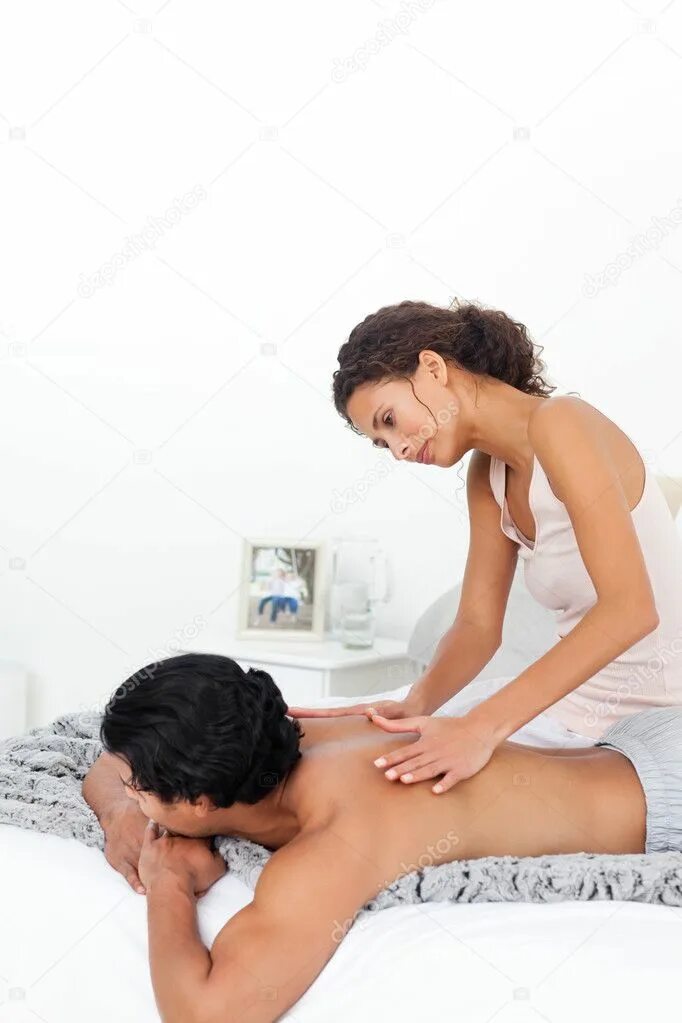 Классический массаж. Массаж. Девушки делают массаж телами. Женский массаж. Абхьянга аюрведический масляный.