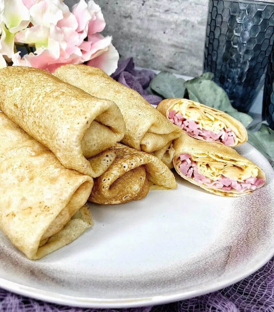 Тонкие блинчики для фаршировки. Блины фаршированные мясом. Блины с ветчиной и сыром. Блины фаршированные творогом. Блины фаршированные.