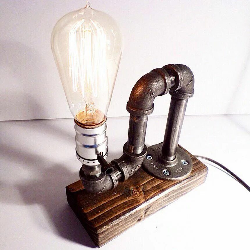 Самодельная лампочка. Настольная лампа Эдисона лофт. Светильник из водопроводных труб. Лампа из труб. Самодельный светильник.