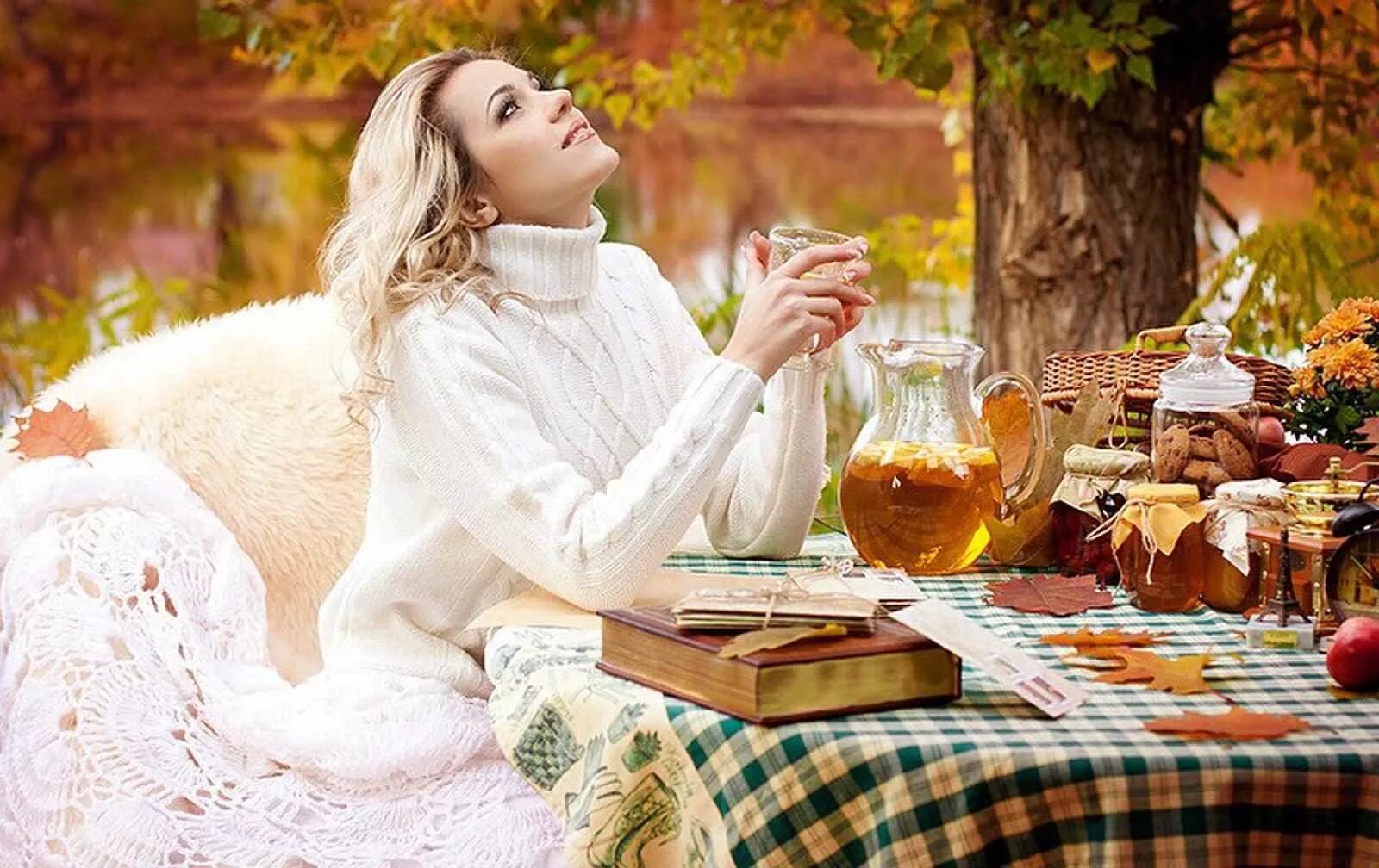 Блондинка гости пришел. Осеннее чаепитие. Чаепитие в осеннем саду. Чай в осеннем саду. Уютное чаепитие.