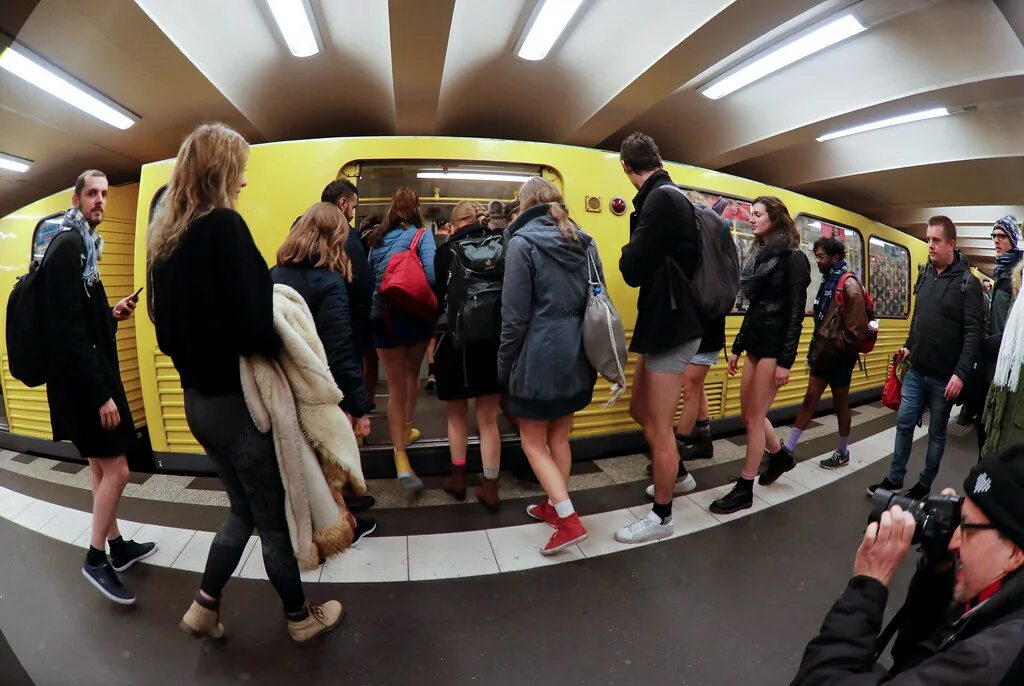 Без штанов без цензуры. No Pants Subway Ride Москва. No Pants Subway Ride Москва метро. Флешмоб в метро без штанов. Нью Йорк метро без штанов.