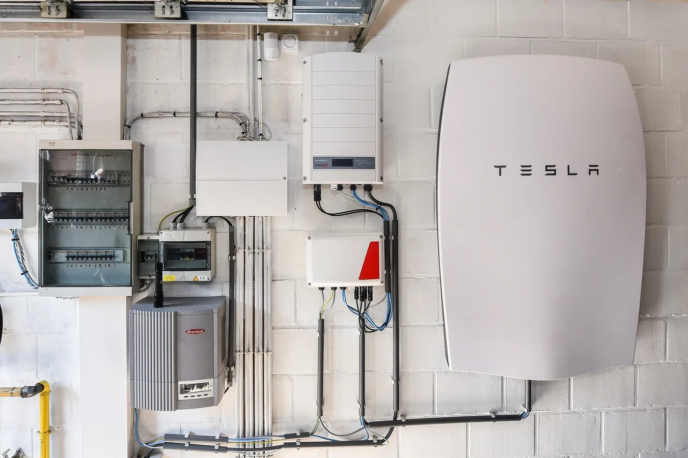 Home battery. Tesla Powerwall 2. Powerwall Batteries Tesla. Солнечные электростанции Tesla Powerwall.. Расключение Powerwall Tesla.