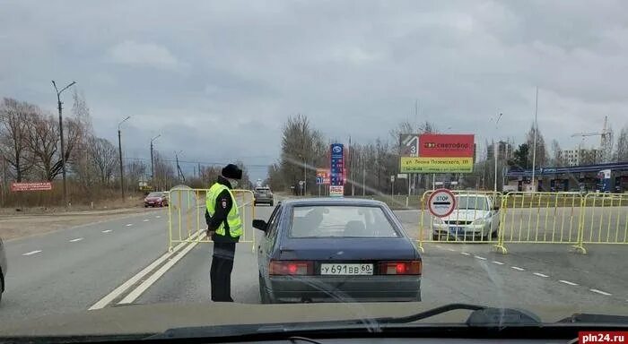 Пскович машина. Псковская граница на выезд из РФ. Въезд в Псковскую область. Выезды из Пскова на машине. Выезд въезд граница