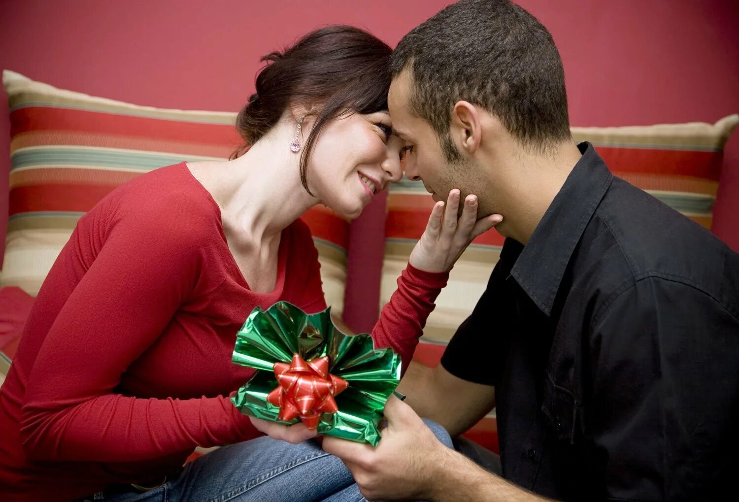 5 февраля мужчина. Девушка дарит подарок. Парень дарит девушке подарок. Подарки любимым. Девушка дарит подарок мужчине.