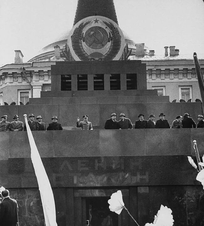 5 октября 1961. Мавзолей Ленина 1961. Гагарин на мавзолее 1961. Сталин в Москве мавзолей. Трибуна мавзолея на параде Победы 1945 года.