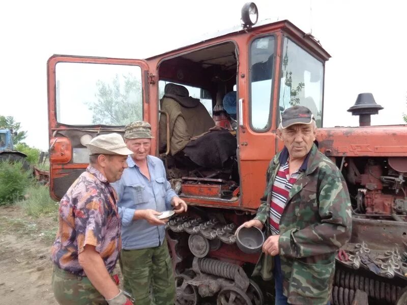 Вакансии тракторист нижний. Село Журавлиха. Люди села. Журавлиха Балтайский район. Балтайский район механизаторы.