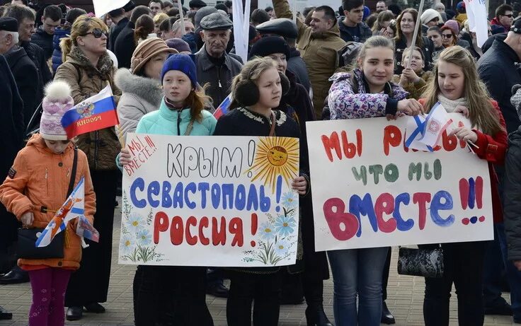 Слоган крыма. Лозунг Крым наш. Крым наш слоган. Калуга митинг Крым.