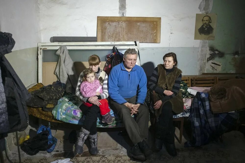 Жители Донбасса в подвалах. Дети Донбасса в бомбоубежище.
