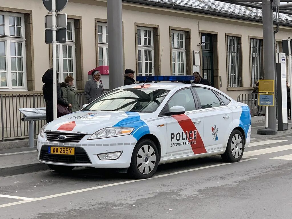 Машины люксембурга. Полиция люксембурга. ford focus 1 police. полицейская машина люксембург. авто полиции люксембург.