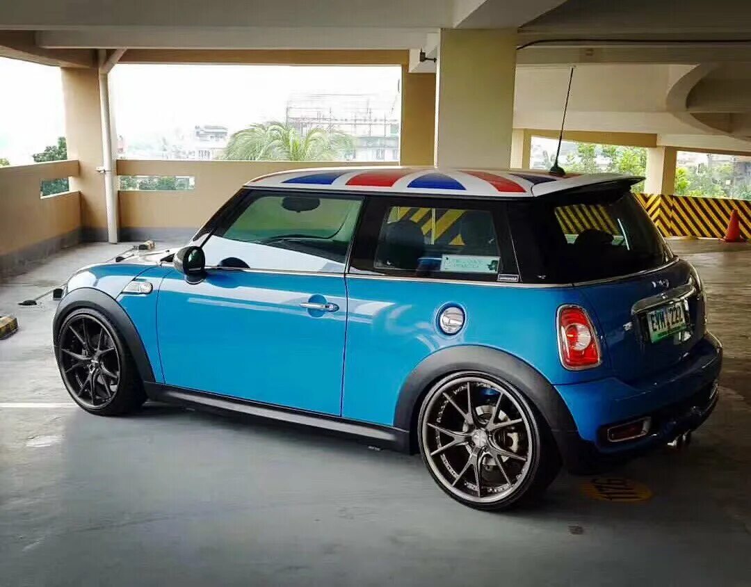 Диски mini cooper. Mini Купер RS. Колеса мини Купер. Мини Купер с большими колесами. Мини Купер на огромных колесах.