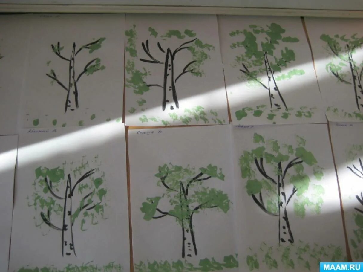 Вторая младшая группа апрель. Рисование в младшей группе. Рисование дерево Весеннее в мл гр. Рисование Весеннее дерево в младшей группе. Рисование нетрадиционное деревьев в младшей группе.