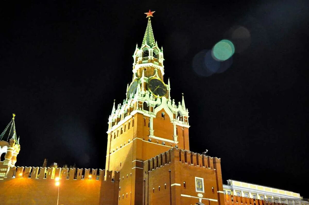 Горит башня кремля. Спасская башня кремля. спасская башня башни московского кремля. спасская башня московского кремля ночью. спасская (фроловская) башня.