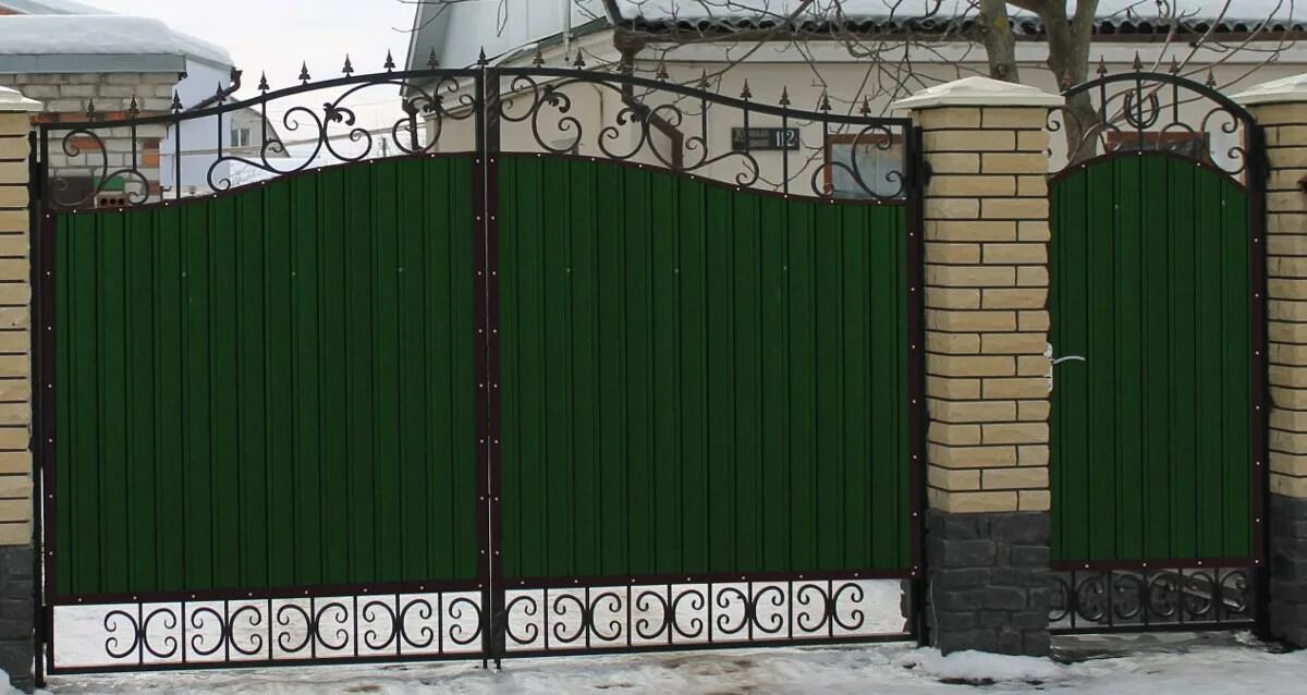 Профнастил с элементами ковки. Ворота из профнастила с калиткой. кованые ворота с профлистом. ворота с элементами ковки. забор из зеленого профнастила с ковкой.
