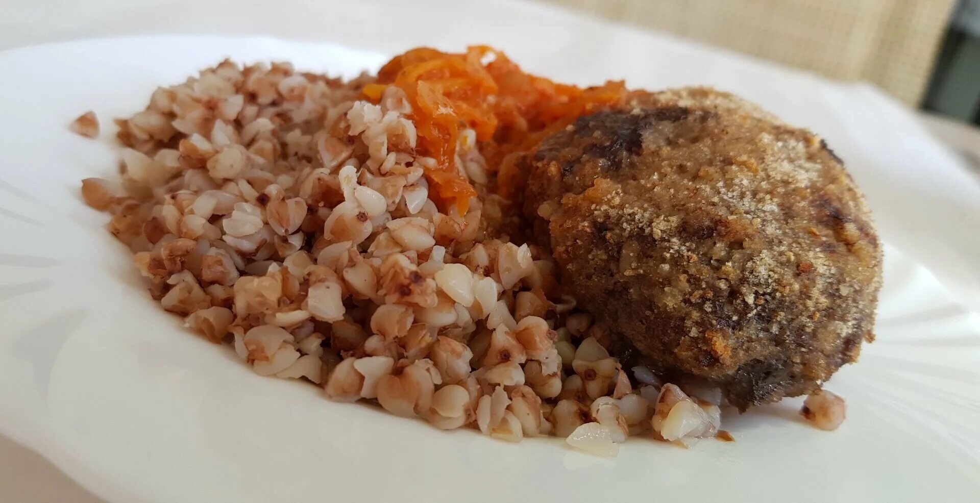 Гречка с котлетой из курицы и перцем с помидорами (241г), диетический рецепт - D